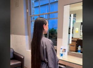 IMALA JE TRAUMU U DETINJSTVU ZBOG KOJE SE NIJE ŠIŠALA: Posle 7 godina otišla je kod frizera i odsekla kosu iz samo jednog razloga! (VIDEO)