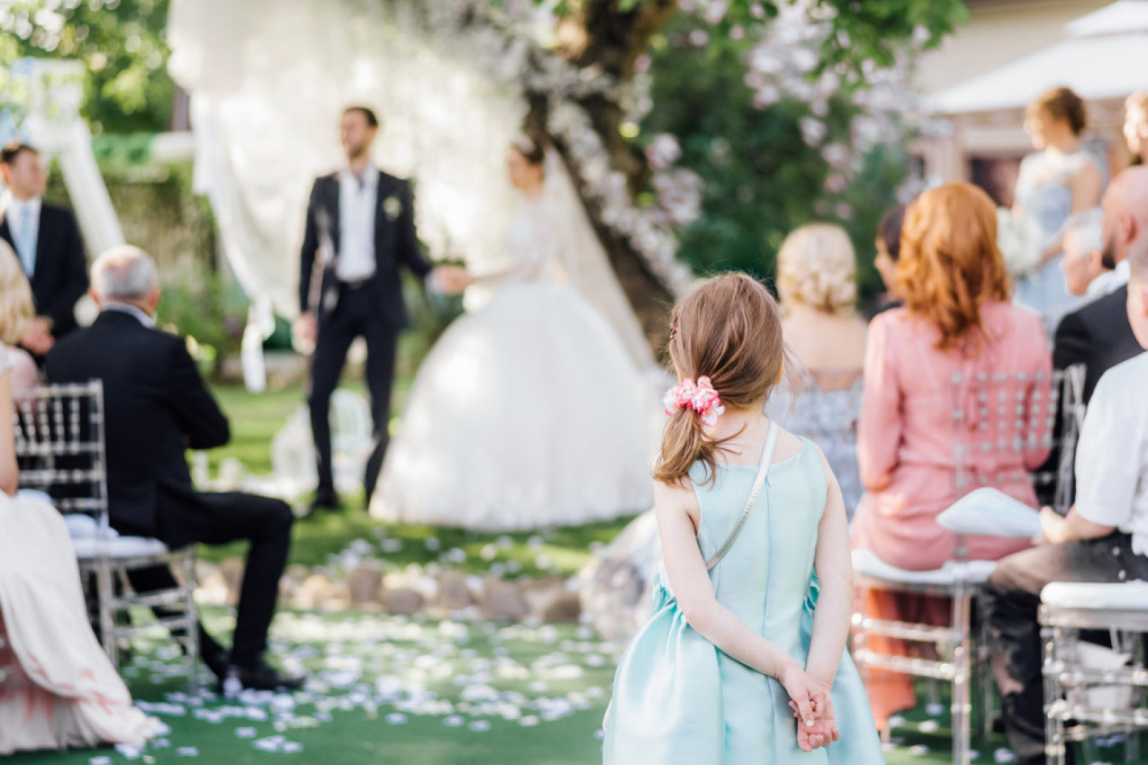 DEVOJČICA JE IMALA POSEBAN ZADATAK NA VENČANJU: Snimak sa ove svadbe obišao je svet i rastopio srca! (VIDEO)