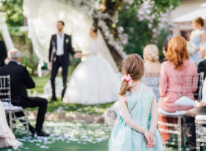 DEVOJČICA JE IMALA POSEBAN ZADATAK NA VENČANJU: Snimak sa ove svadbe obišao je svet i rastopio srca! (VIDEO)