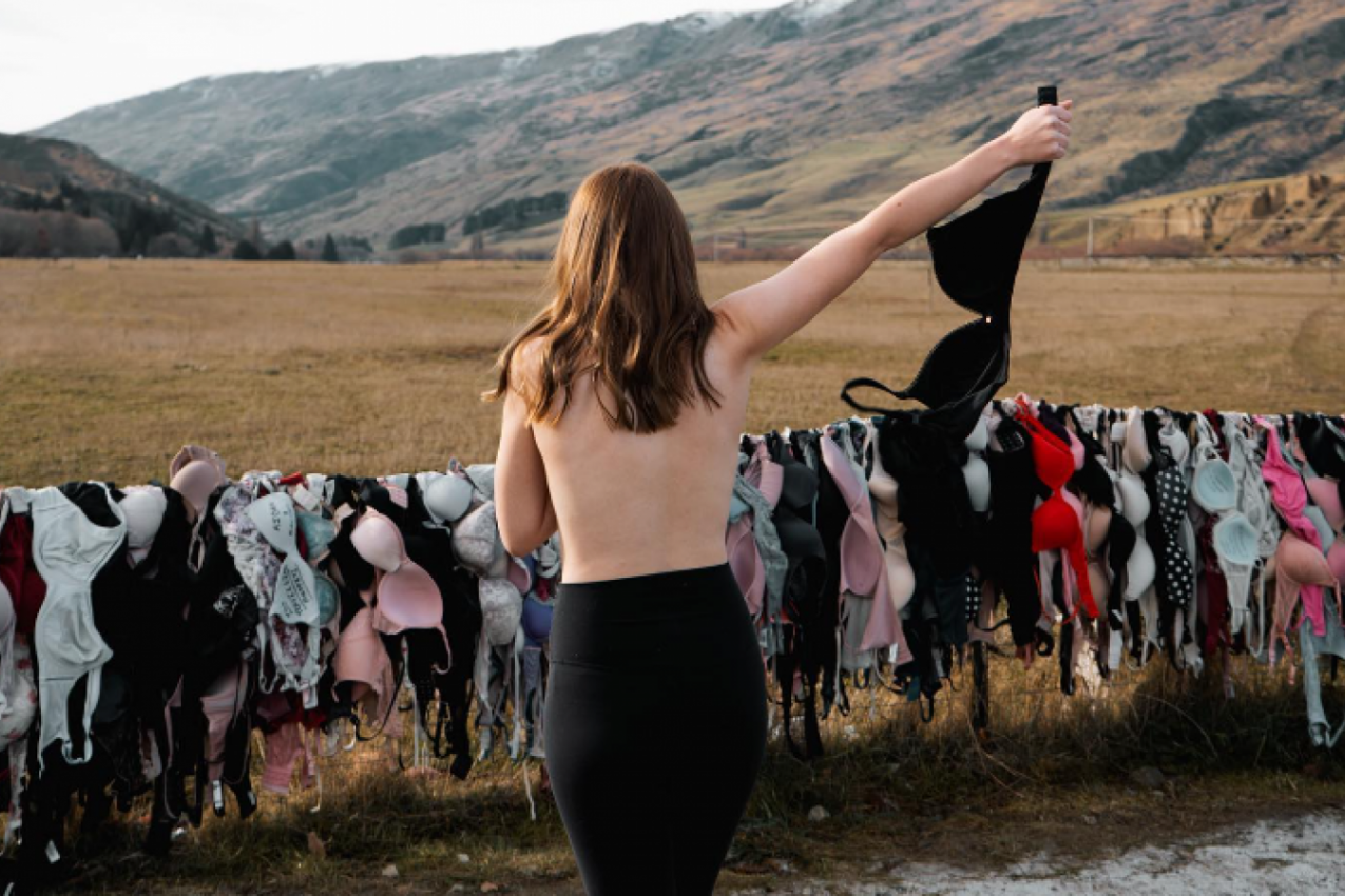 U OVOM SELU POSTOJI ŽIČANA OGRADA NA KOJOJ ŽENE OSTAVLJAJU BRUSHALTERE: Sve one imaju dobar razlog za to, iako su vlasti pokušale da ih spreče (FOTO)