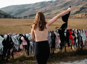 U OVOM SELU POSTOJI ŽIČANA OGRADA NA KOJOJ ŽENE OSTAVLJAJU BRUSHALTERE: Sve one imaju dobar razlog za to, iako su vlasti pokušale da ih spreče (FOTO)