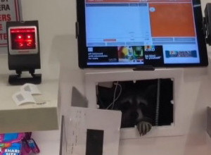 ZAČUO SE VRISAK PRODAVAČICE KOJA JE ZAPANJENO GLEDALA ŠTA SE POJAVILO IZ STALKA: Uzeo je čokoladicu i nestao u rupi iz koje je izašao, ljudi ne veruju šta se dogodilo! (VIDEO)