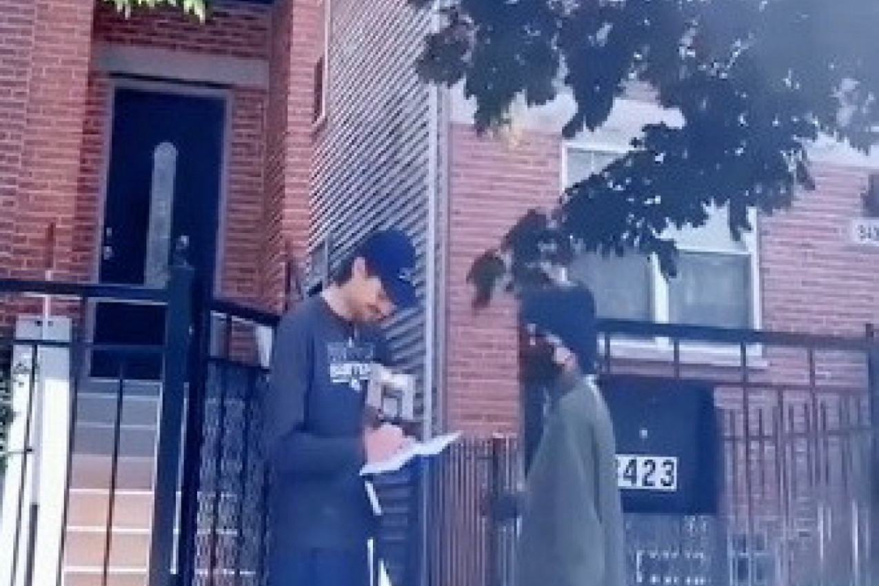 IZAŠAO JE NA KAPIJU DA PRIMI PAKET, A NIJE NI SLUTIO KO SE KRIJE IZA MASKE: Zbog onoga što je uradio razbesneo je javnost, video se munjevito širi internetom (VIDEO)