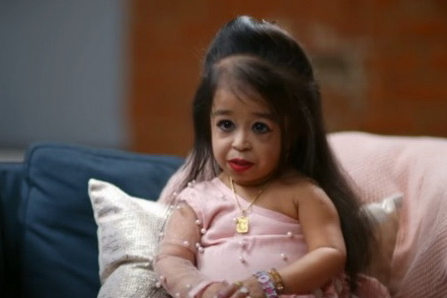 ONA JE ZVANIČNO NAJMANJA ŽENA NA SVETU! Od treće godine nije porasla ni centimetar, a evo šta kaže O MUŽU I DECI (FOTO+VIDEO)