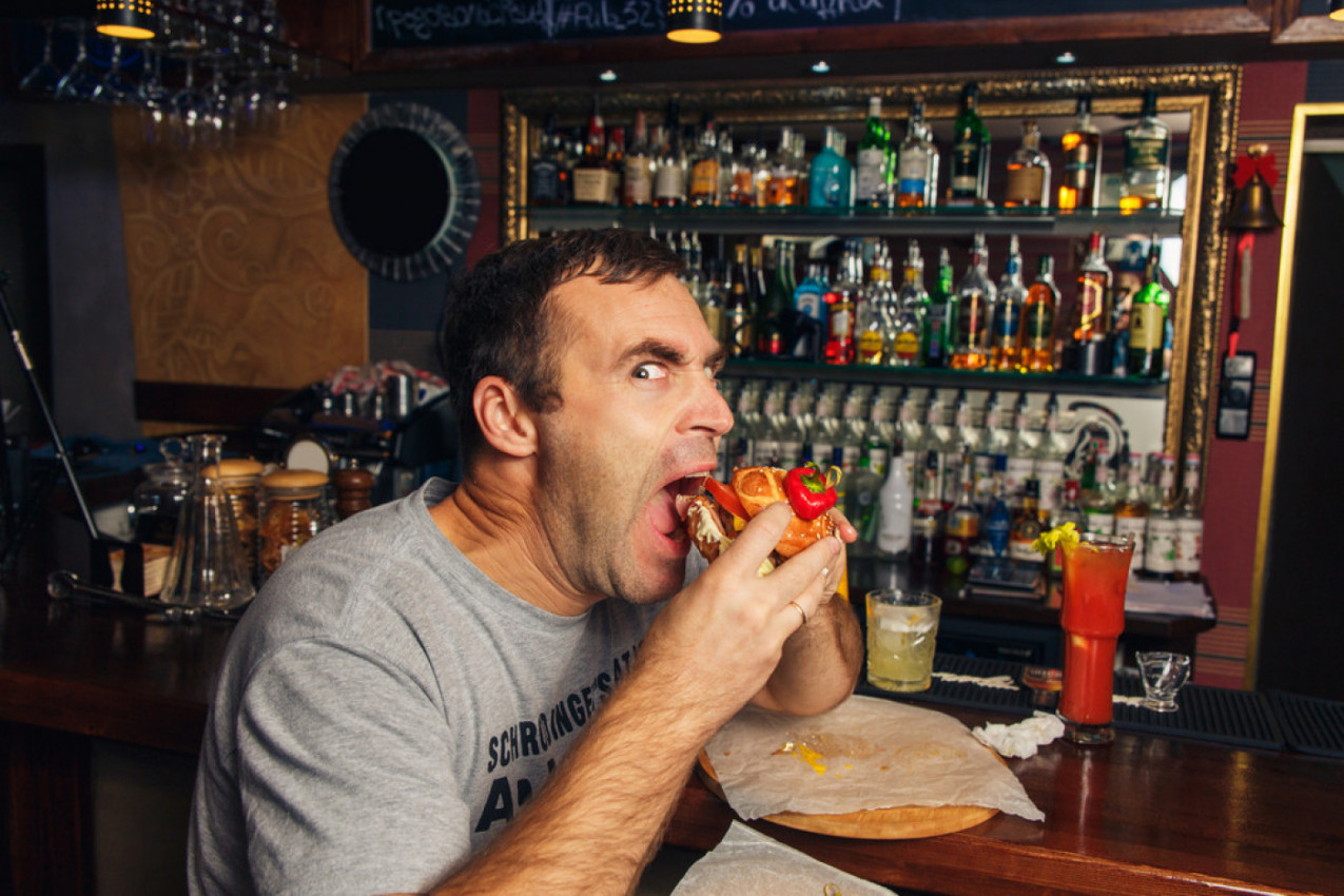 UŽIVATE U UKUSU SENDVIČA SA CRVENIM MESOM? Ukoliko ga jedete svega dva puta nedeljno rizikujete da dobijete opasno oboljenje (FOTO)