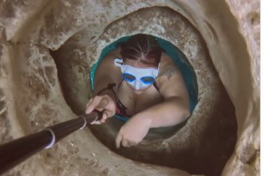 SVI SU ZANEMELI KADA JE ŽENA POČELA DA SE UVLAČI U SIĆUŠNU RUPU POD VODOM: U sekundi je samo nestala, kamera je sve zabaležila (VIDEO)