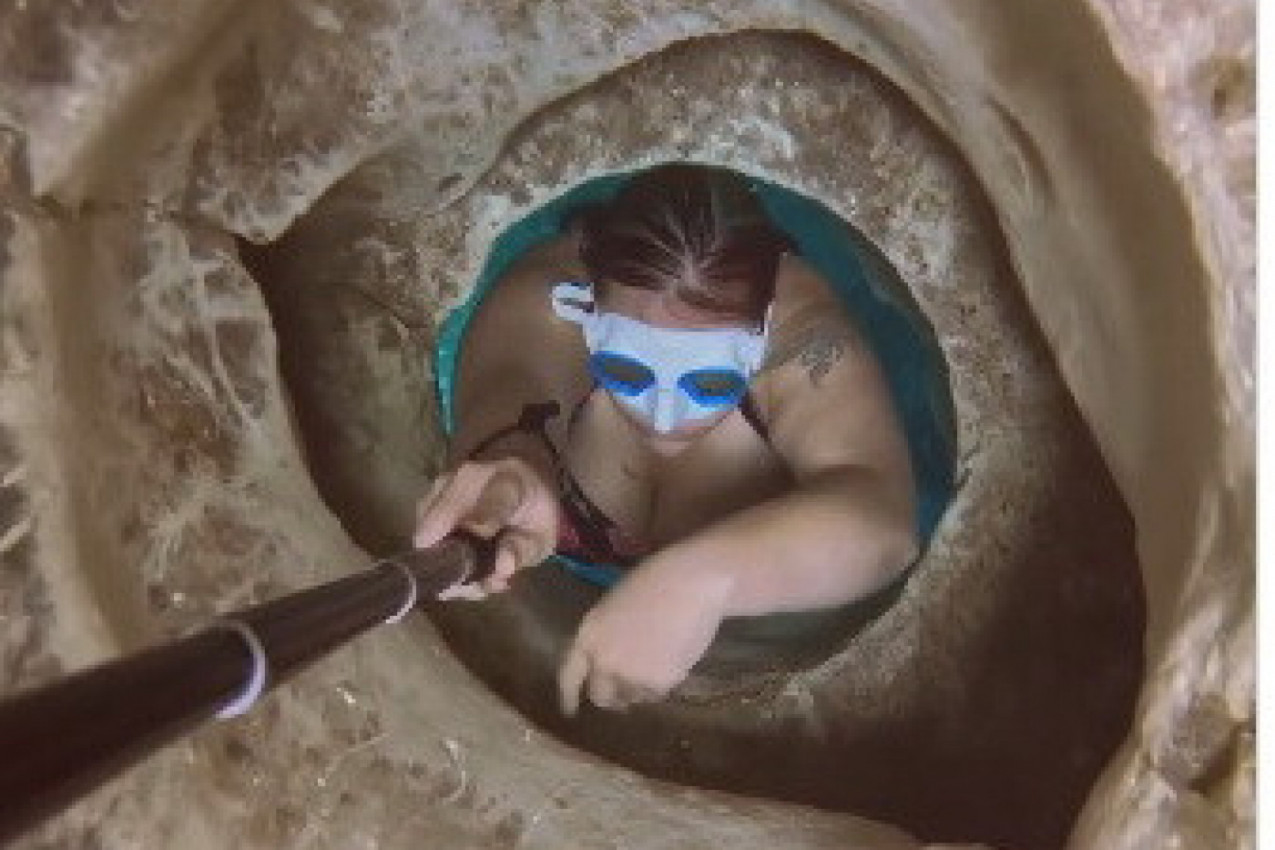 SVI SU ZANEMELI KADA JE ŽENA POČELA DA SE UVLAČI U SIĆUŠNU RUPU POD VODOM: U sekundi je samo nestala, kamera je sve zabaležila (VIDEO)