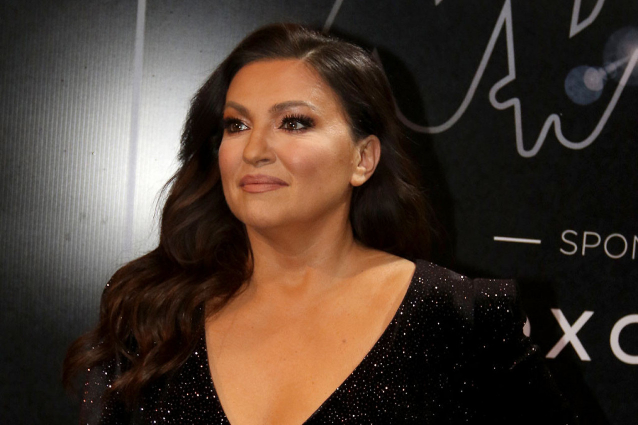 BLUZA SKLIZNULA SA RAMENA I OTKRILA BUJNE OBLINE: Nina Badrić u zavodljivoj pozi pomutila pamet muškarcima, svi govore o njenim atributima (FOTO)