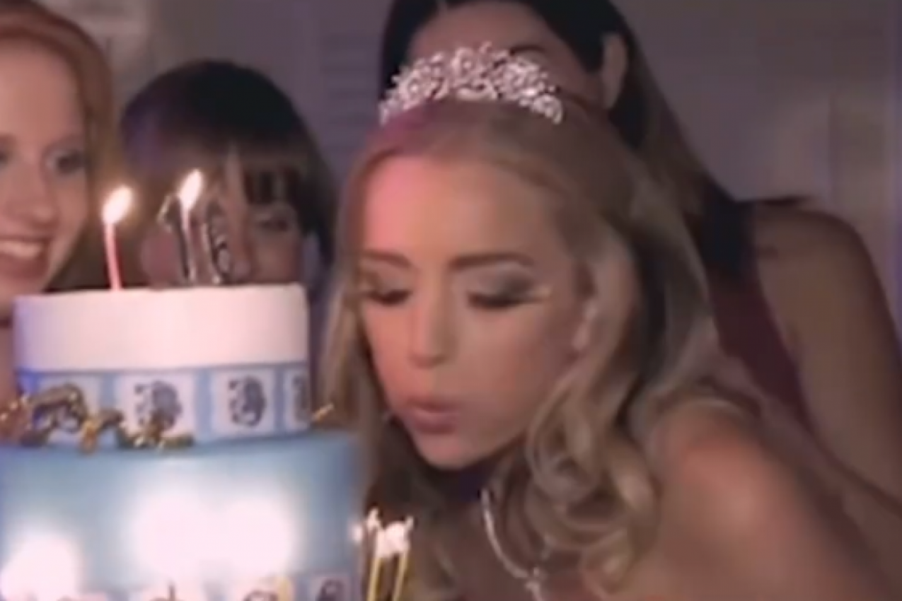 NAJZAD JE STIGLA ROĐENDANSKA TORTA: Slavljenica se potrudila da oduva sve svećice odjednom, a onda je usledio nezapamćeni vrisak i skandal o kome svi bruje! (FOTO+VIDEO)