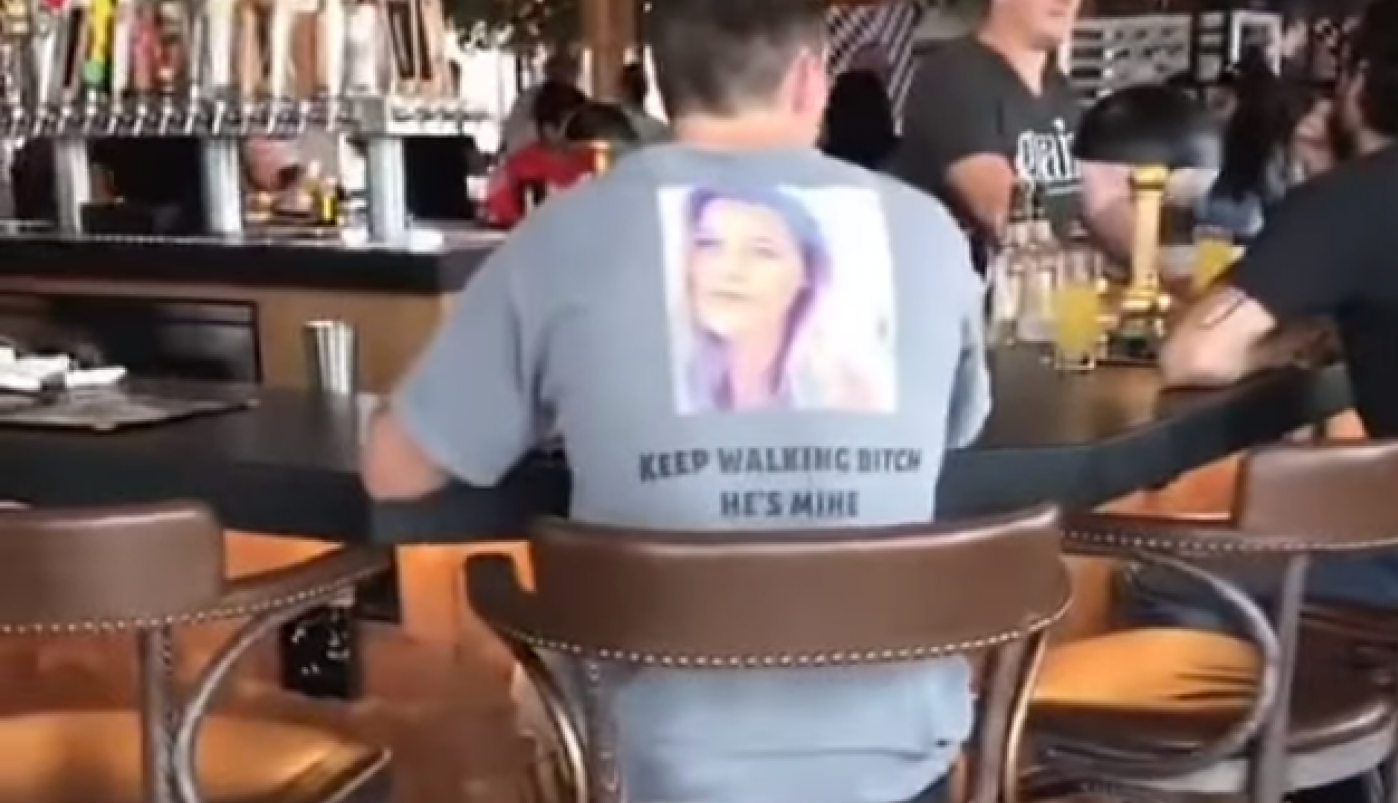 SVI U KAFIĆU GLEDALI SU SAMO U NJEGOVA LEĐA: Poruka je bila jasna, a mnogi su se pitali šta je skrivio kada mora da nosi ovakvu majicu! (VIDEO)