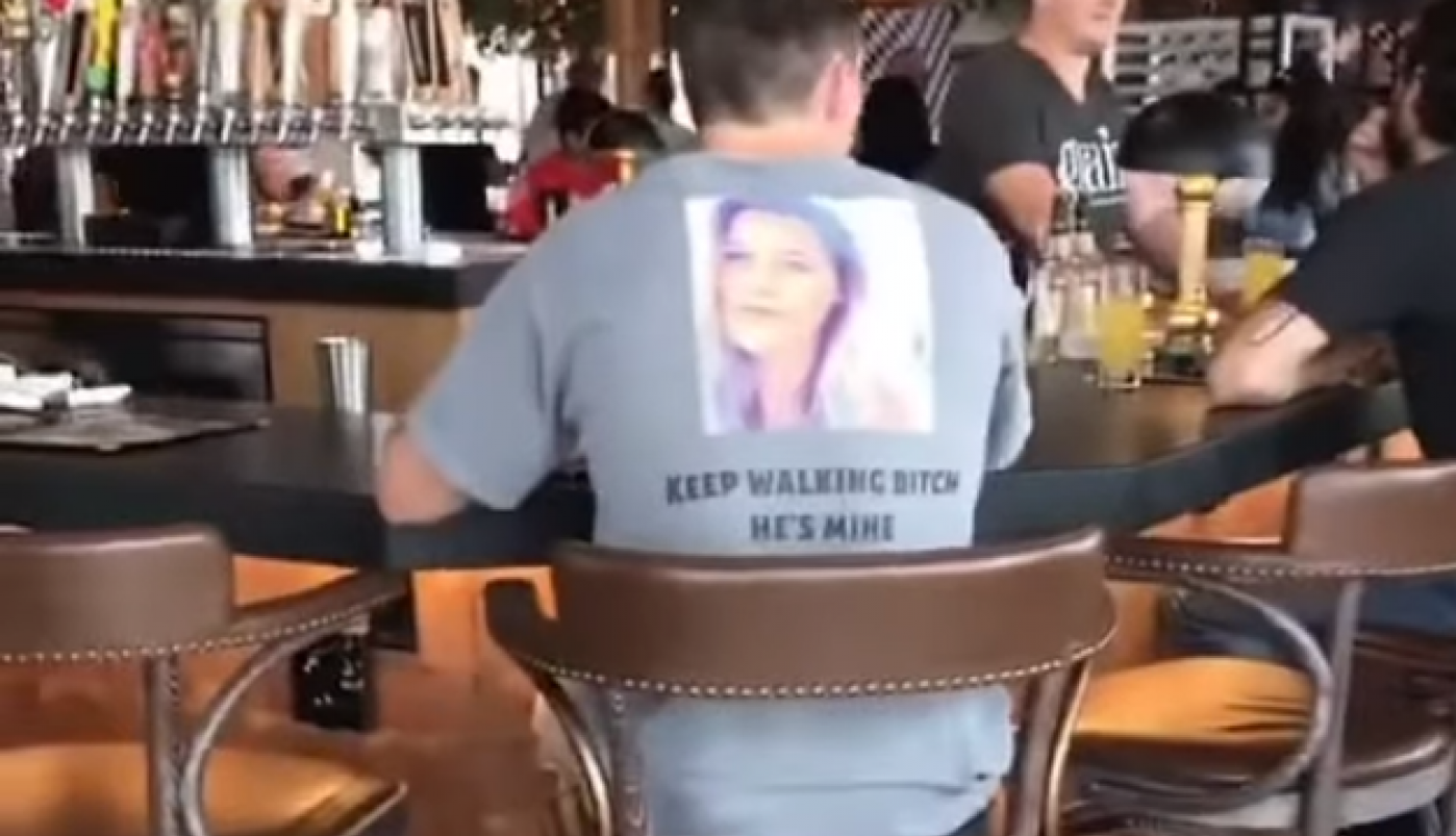 SVI U KAFIĆU GLEDALI SU SAMO U NJEGOVA LEĐA: Poruka je bila jasna, a mnogi su se pitali šta je skrivio kada mora da nosi ovakvu majicu! (VIDEO)