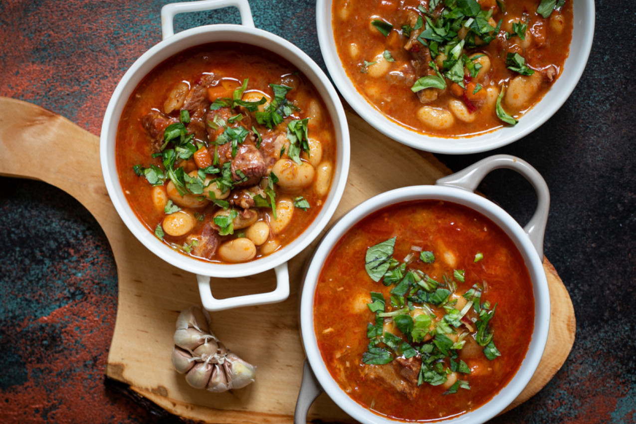 DA LI ZNATE KADA SE KORISTI ZAPRŠKA: Kuvari upozoravaju da mnoge domaćice prave istu grešku, evo kako da to izbegnete!