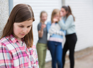 BRZA HRANA JE OPASNA ZA TINEJDŽERKE: Istraživanje ukazuje na poveznost loše ishrane u pubertetu i povećanog rizika od podmukle bolesti!