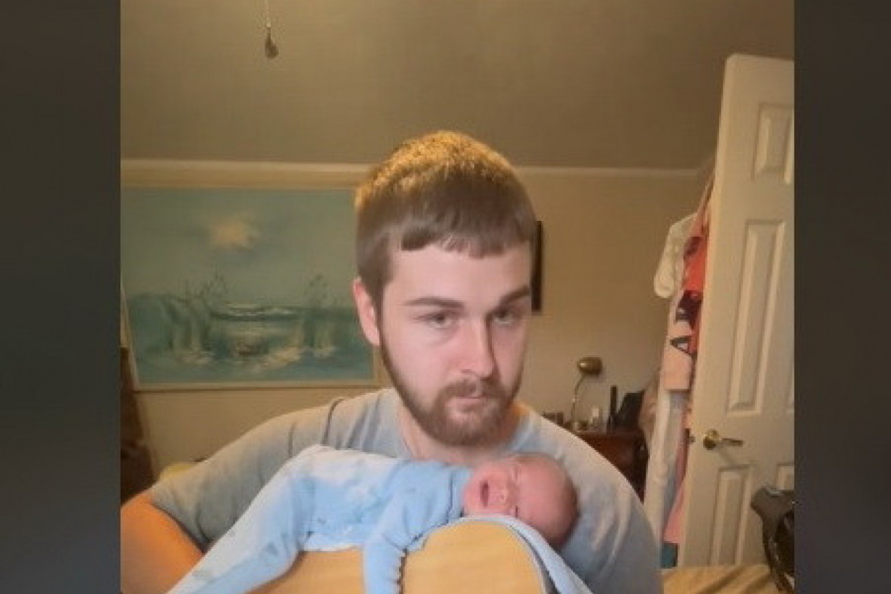 OVO JE NJIHOV RITUAL: Mladi tata podelio dirljiv trenutak sa sinom, scena će vam RASTOPITI SRCE! (VIDEO)