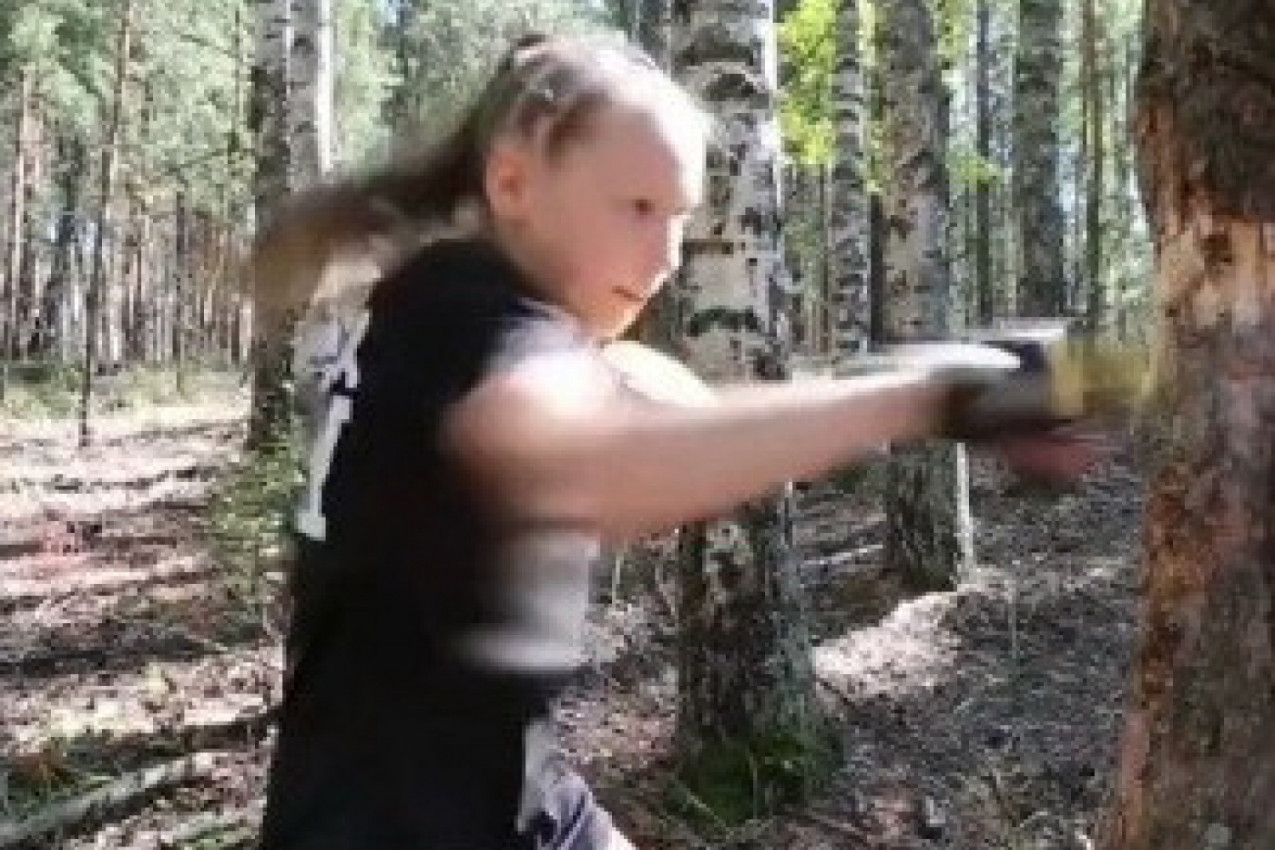 LJUDI SU ZANEMELI GLEDAJUĆI ŠTA RADI OVA DEVOJČICA: "Bolje da u šumi sretnem medveda nego tebe!" (VIDEO)