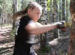 LJUDI SU ZANEMELI GLEDAJUĆI ŠTA RADI OVA DEVOJČICA: "Bolje da u šumi sretnem medveda nego tebe!" (VIDEO)