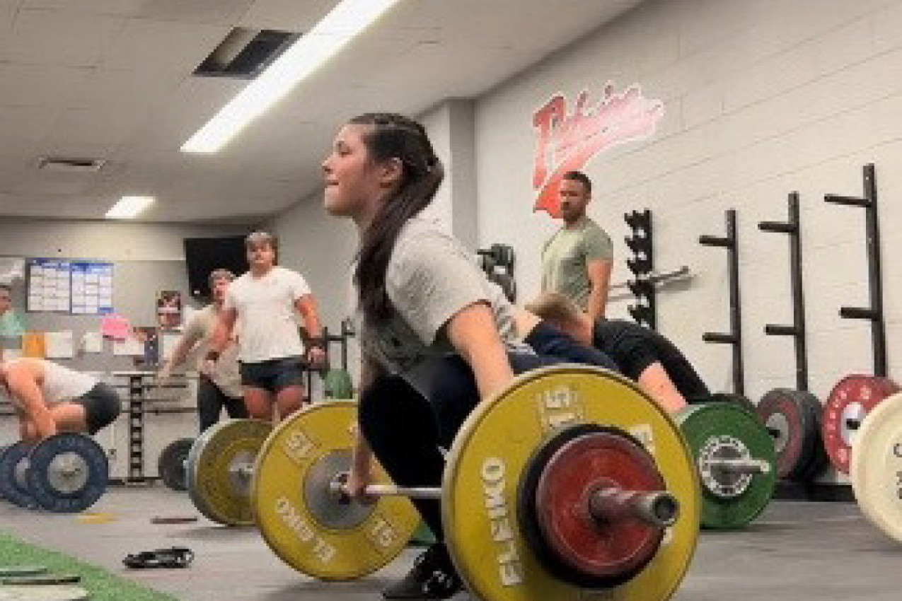 UZELA JE TEG OD 45 KILOGRAMA I  MUŠKARCE OSTAVILA U ŠOKU: Kada je počela da diže šipku svi su gledali u neverici, ono što se potom desilo videlo je 4 miliona ljudi! (VIDEO)