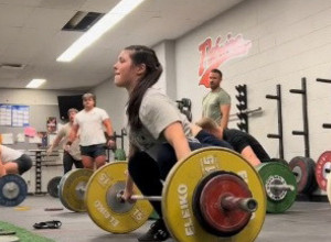 UZELA JE TEG OD 45 KILOGRAMA I  MUŠKARCE OSTAVILA U ŠOKU: Kada je počela da diže šipku svi su gledali u neverici, ono što se potom desilo videlo je 4 miliona ljudi! (VIDEO)