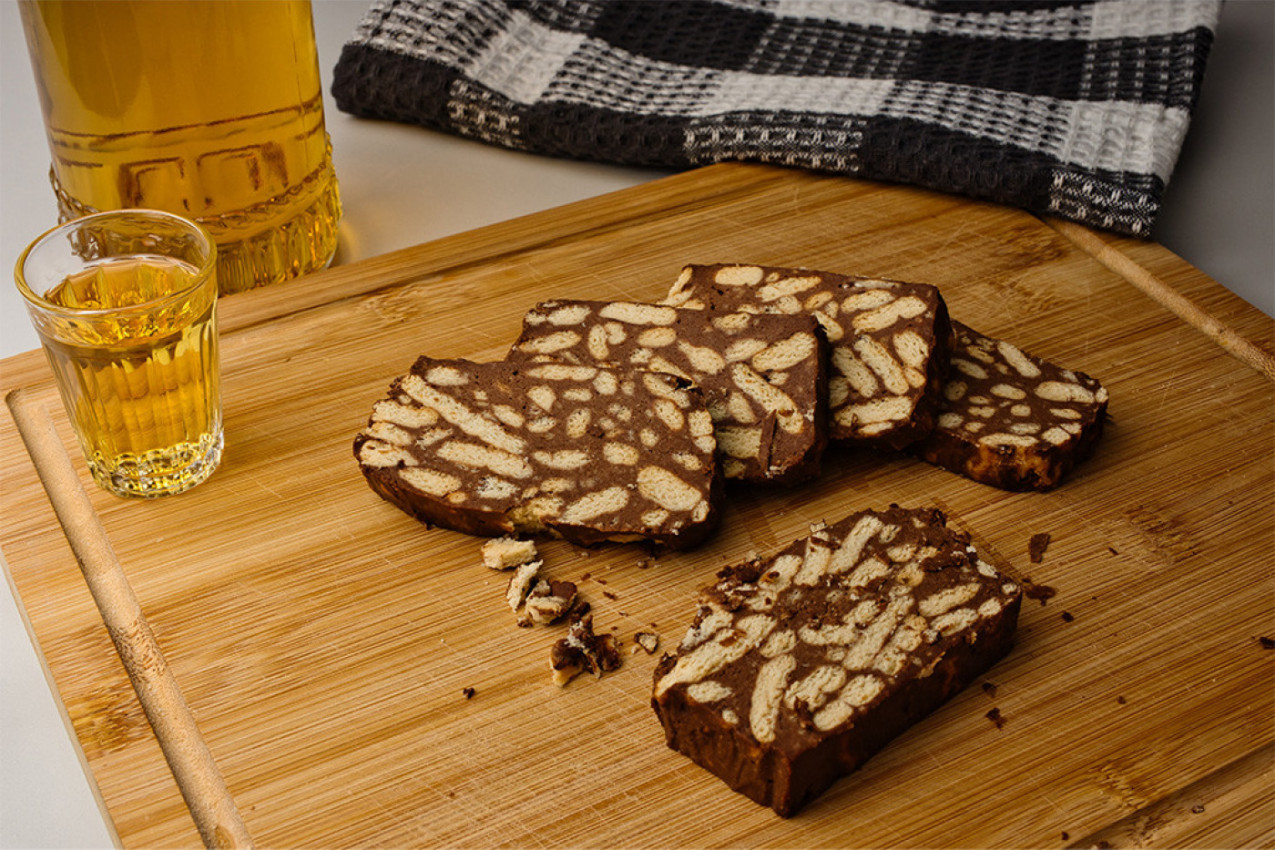 ČOKOLADNI KOLAČ OD 3 SASTOJKA I BEZ PEČENJA: Slatkiš gotov za manje od 15 minuta (FOTO)