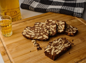 ČOKOLADNI KOLAČ OD 3 SASTOJKA I BEZ PEČENJA: Slatkiš gotov za manje od 15 minuta (FOTO)