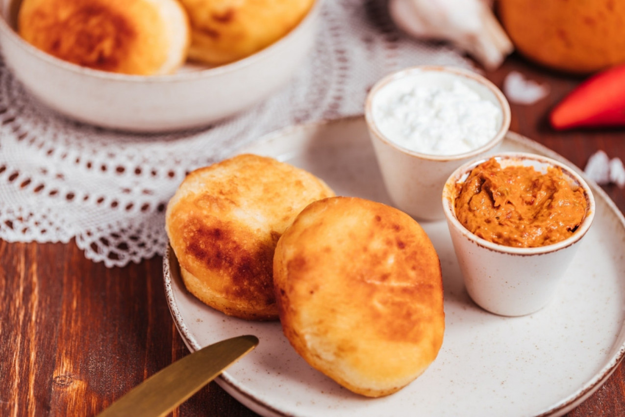 RECEPT ZA UŠTIPKE BEZ KVASCA I PRŽENJA: Testo mekano kao duša, priprema se za 5 minuta!