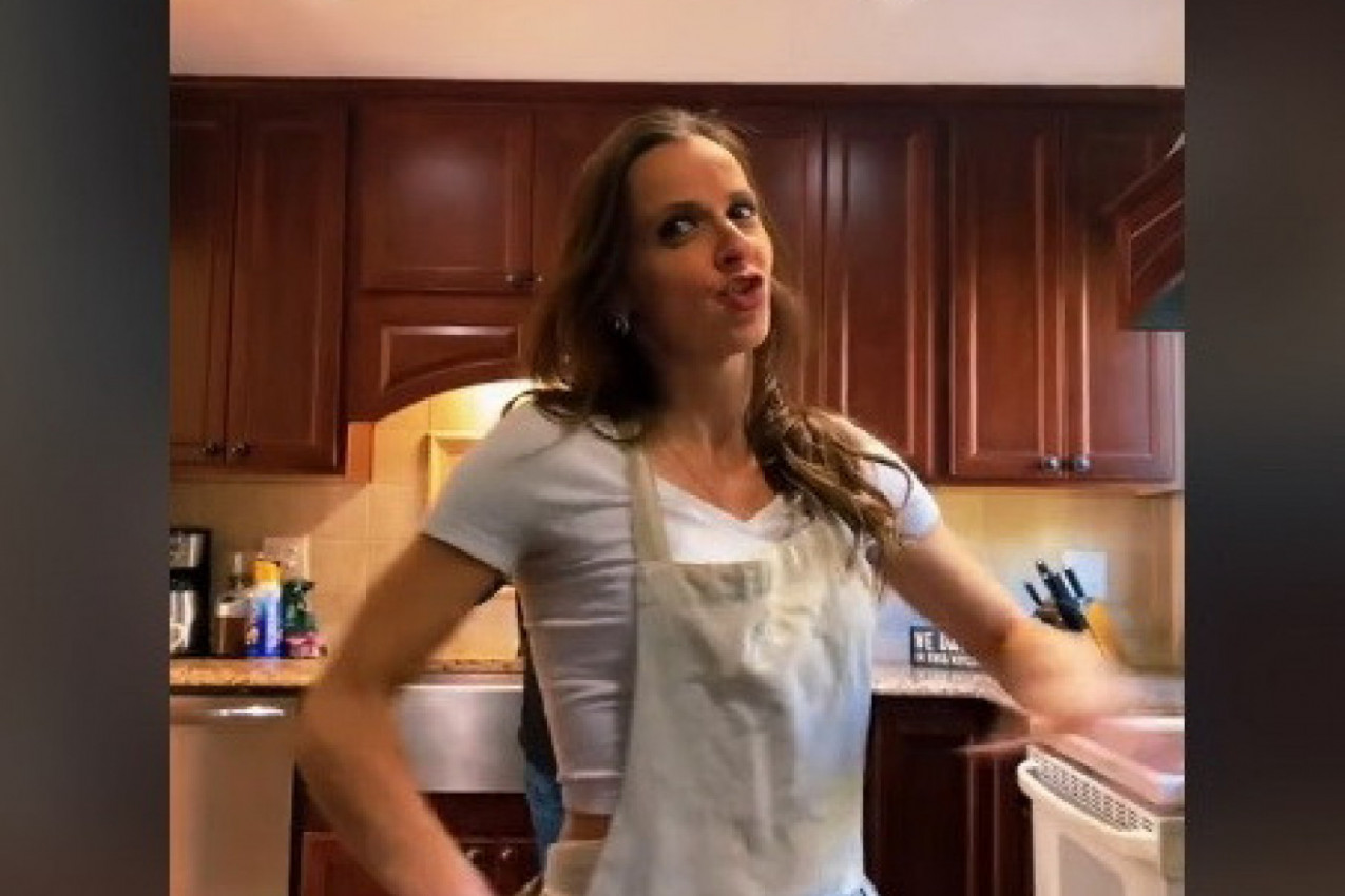 BACILA JE KECELJU, A ONDA SKOČILA U NARUČJE SUPRUGU: Ono što su uradili u jednom trenutku mnoge je ostavilo bez teksta! (VIDEO)