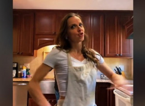 BACILA JE KECELJU, A ONDA SKOČILA U NARUČJE SUPRUGU: Ono što su uradili u jednom trenutku mnoge je ostavilo bez teksta! (VIDEO)