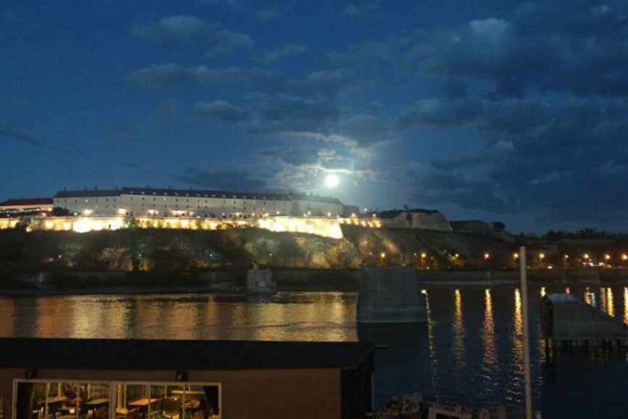 "Tvrđava pušta mesec kao zmaja nad Varadinom..."