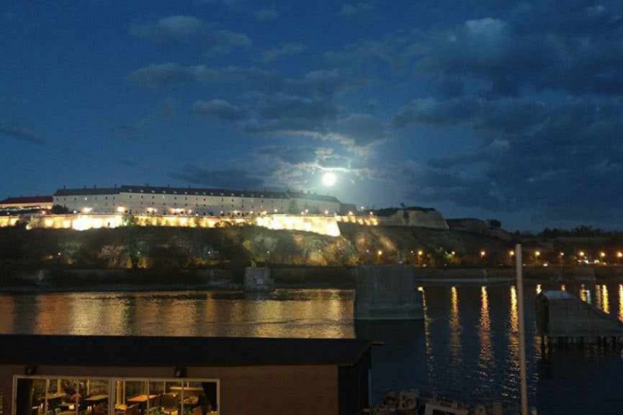 "Tvrđava pušta mesec kao zmaja nad Varadinom..."