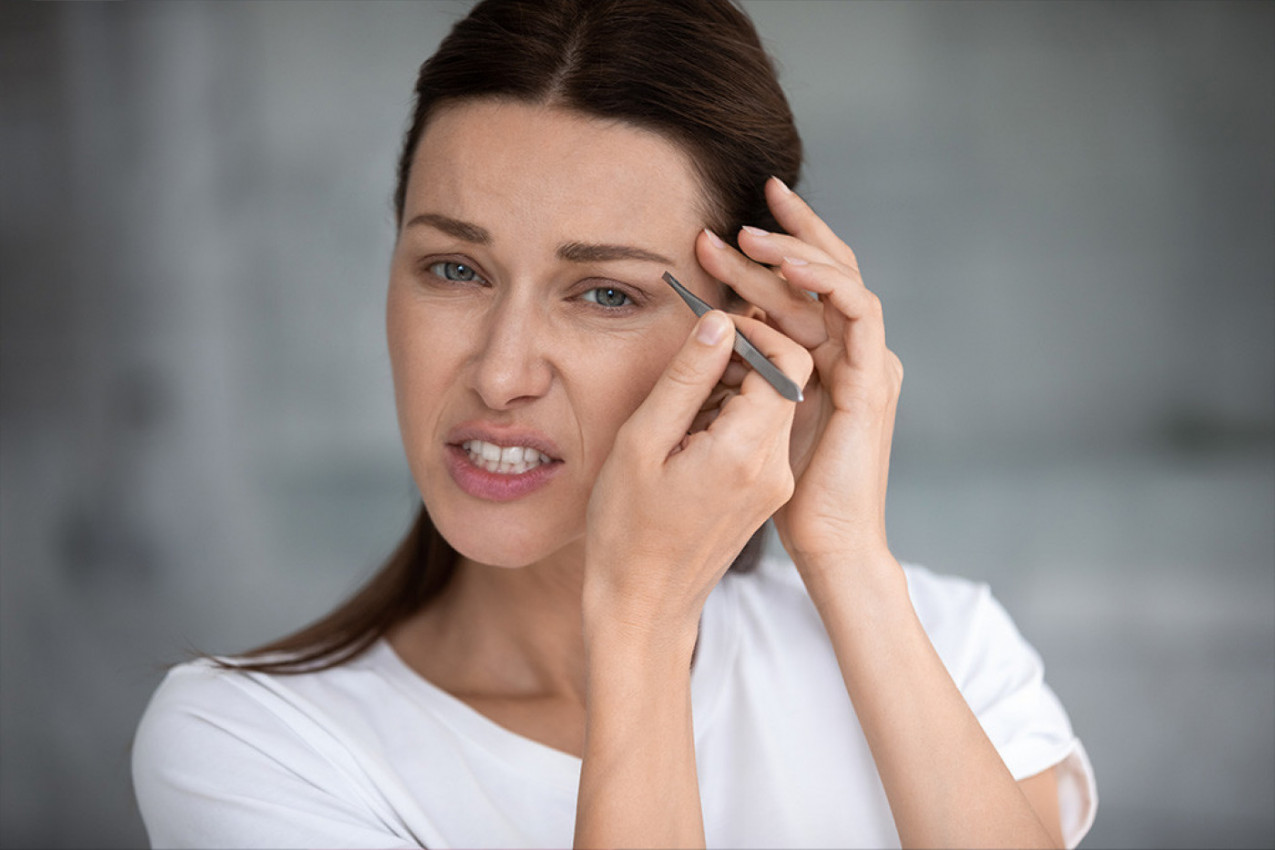 PINCETU MOŽETE NAOŠTRITI ZA SVEGA PAR SEKUNDI: Tiktokerka pokazala sjajan trik koji će spasiti muka mnoge žene (VIDEO)