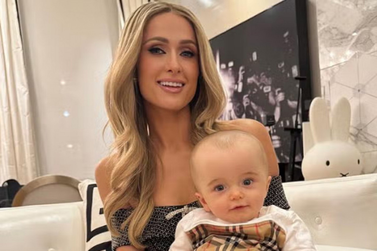 "MOJ SIN JE ZDRAV" : Nakon okrutnih komentara na račun izgleda bebe, Paris Hilton se javno oglasila potresnom porukom (FOTO)