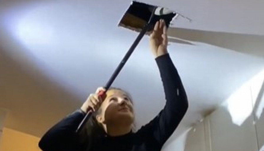 POPELA SE NA KUHINJSKI PULT I ŠTAPOM ODŠKRINULA MALENI OTVOR NA PLAFONU: Kad vidite šta je izmigoljilo sa tavana zaledićete se od straha (VIDEO)