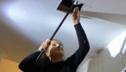 POPELA SE NA KUHINJSKI PULT I ŠTAPOM ODŠKRINULA MALENI OTVOR NA PLAFONU: Kad vidite šta je izmigoljilo sa tavana zaledićete se od straha (VIDEO)