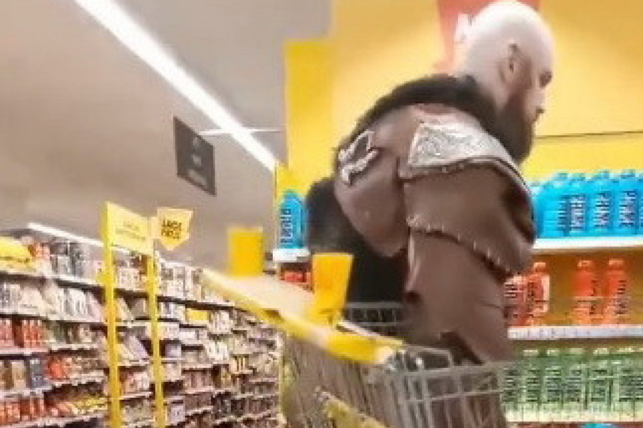 SPARTANSKI RATNIK PROŠETAO PRODAVNICOM: Ljudi u neverici gledali krupnog muškarca, a onda je zamahnuo rukom i svi su zanemeli! (VIDEO)