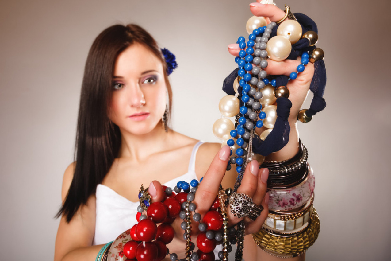 KAKO DA BRZO I LAKO OČISTITE BIŽUTERIJU: Možete upotrebiti i jedan popularan napitak, a nakit će zablistati kao nov! (FOTO)