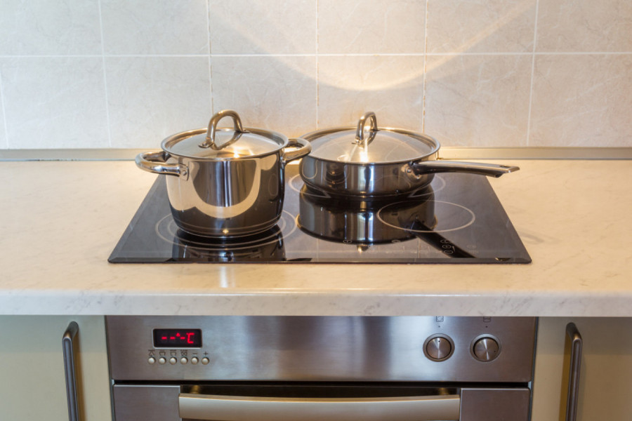 OČISTITE RAVNU PLOČU NA ŠPORETU ZA TILI ČAS: Nikako ne koristite abrazivna sredstva, dovoljna su vam 2 sastojka iz kuhinje za blistav sjaj! (FOTO)