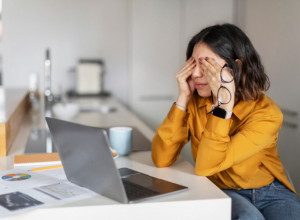 DA LI ČESTO TRLJATE OČI: Odmah prestanite s tim, lekari su objasnili zašto ovo može biti opasno! (FOTO)