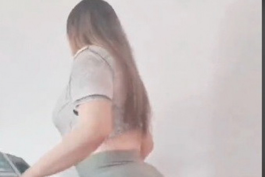 DOBRO POGLEDAJTE SNIMAK OVE DEVOJKE: Kadrovi njenih bujnih oblina obišli su ceo svet, ljudi u neverici gledaju (VIDEO)