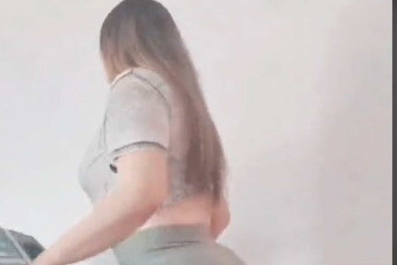 DOBRO POGLEDAJTE SNIMAK OVE DEVOJKE: Kadrovi njenih bujnih oblina obišli su ceo svet, ljudi u neverici gledaju (VIDEO)