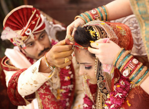EVO ČIME MLADOŽENJA DARUJE MLADU NA INDIJSKOM VENČANJU: Nakit igra važnu ulogu, evo šta on simboliše (FOTO)