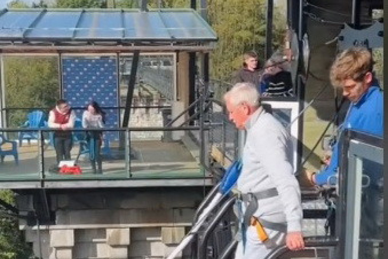 BEZ PREMIŠLJANJA SE BACIO U PROVALIJU: Dok njegovi vršnjaci čuvaju unuke ovaj dekica ima neobičan hobi i testira sopstvene granice! (VIDEO)