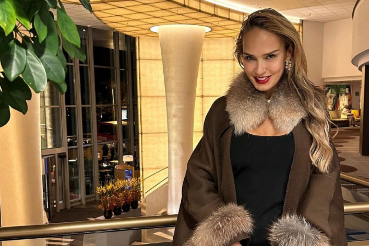 "ŽENO, ULJUDI SE MALO UŠLA SI U ŠESTU DECENIJU": Marijana Mateus pozirala u helankama i topu sa golim stomakom, mreže izgorele (FOTO)