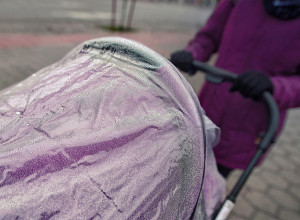 VOZILA JE DETE U KOLICIMA PO KIŠI: Mama je mislila da je njena ćerkica potpuno zaštićena, a onda je usledila neočekivana scena! (VIDEO)