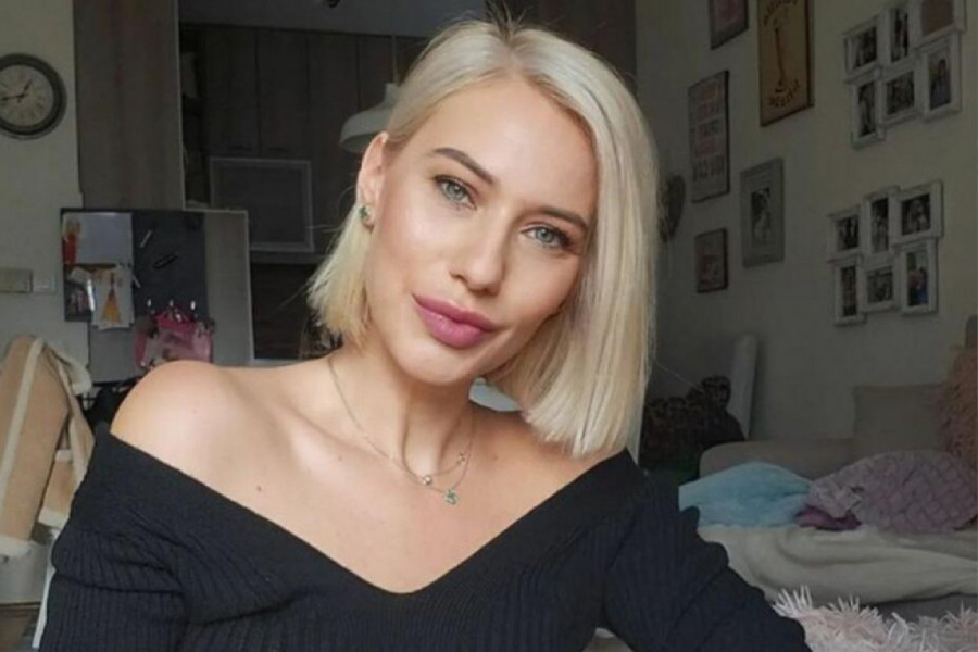 MARIJU VELJKOVIĆ ĆERKA USLIKALA U ATRAKTIVNOJ ODEVNOJ KOMBINACIJI: Dubok šlic na kuku otkrio i više nego inače, pale i bračne ponude! (FOTO)