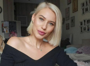 MARIJU VELJKOVIĆ ĆERKA USLIKALA U ATRAKTIVNOJ ODEVNOJ KOMBINACIJI: Dubok šlic na kuku otkrio i više nego inače, pale i bračne ponude! (FOTO)