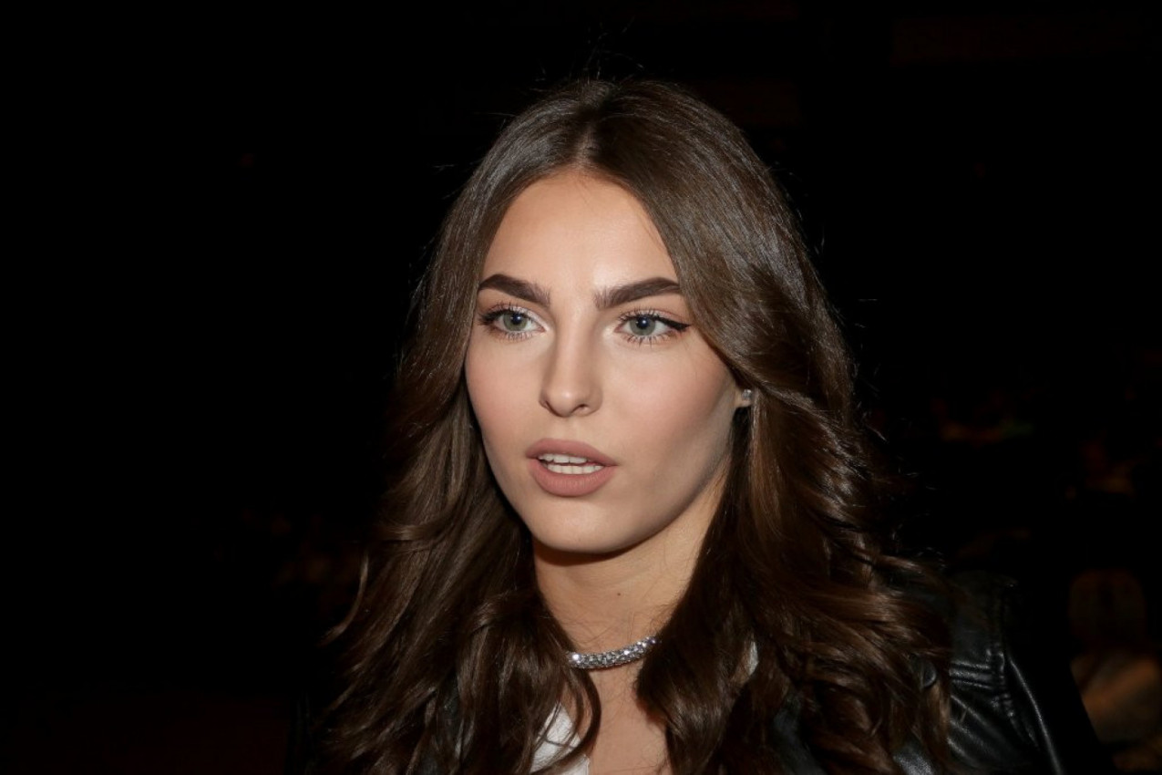 NAJZAD STIGAO DOKAZ DA LI JE DŽEJLA RAMOVIĆ RADILA PLASTIČNE KOREKCIJE: Isplivala fotografija iz detinjstva, sve crno na belo! (FOTO)