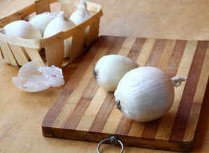 KAKO BELI LUK UTIČE NA ZDRAVLJE: Napokon razrešene dileme o konzumiranju ove namirnice, evo šta tvrdi doktorka (FOTO)