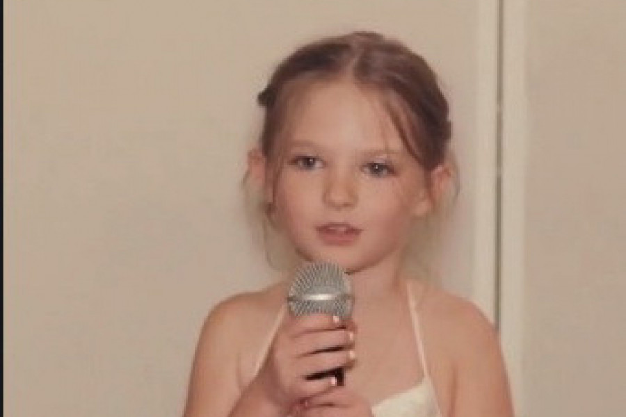 ŽENA SE DRUGI PUT UDAVALA, A SVEČANI GOVOR ODRŽALA JE NJENA ĆERKICA: Nakon reči ove devojčice svi su plakali, niko nije ni naslutio šta će izgovoriti (VIDEO)