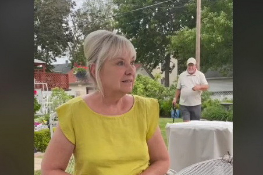 SEDELA JE U DVORIŠTU, A ONDA JE PRED VRATIMA UGLEDALA NEVEROVATAN PRIZOR: Suze su same tekle, čime je ovo zaslužila? (VIDEO)