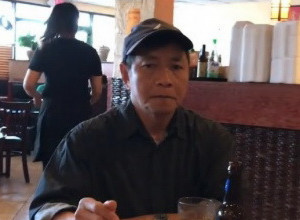 KADA SE ONA POJAVILA, STAO JE SVET! Jedan čovek je ručao u restoranu, a nije ni slutio kakvo ga iznenađenje čeka! (VIDEO)